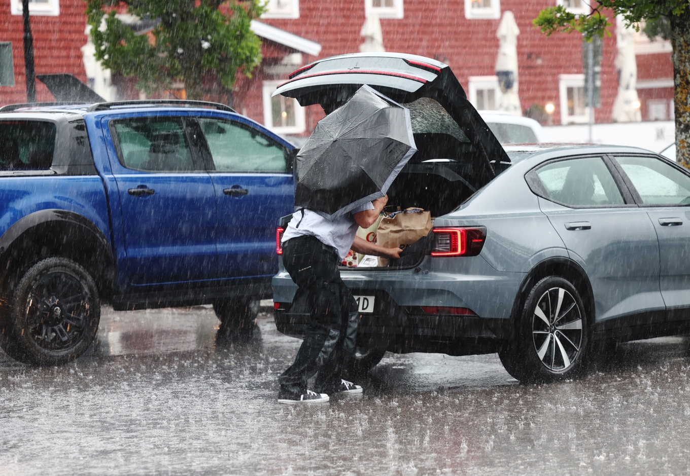 SMHI har utfärdat en gul varning för skyfallsliknande regn i Norrbotten under fredagen. Arkivbild Foto: Jeppe Gustafsson/TT