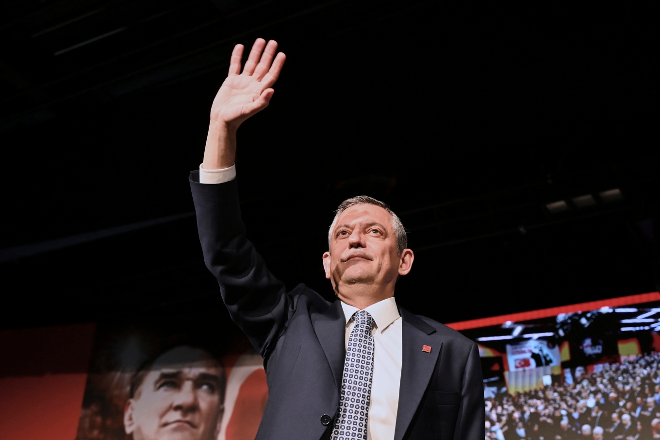 Özgür Özel, Turkiets främste oppositionsledare för partiet CHP, uppmanar till protester efter att hans överklagan mot att avsättas fått avslag. Arkivbild. Foto: Ali Unal/AP/TT