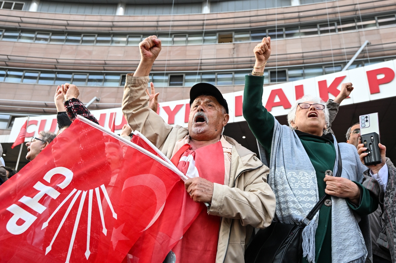 Anhängare till Turkiets största oppositionsparti, CHP, utanför partihögkvarteret i Ankara på fredagseftermiddagen. Foto: Gunsu Ozmen/AP/TT