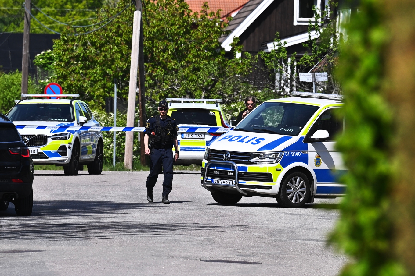 Polis på plats efter att tre personer har skottskadats vid en villa i Älvsjö. Foto: Claudio Bresciani/TT