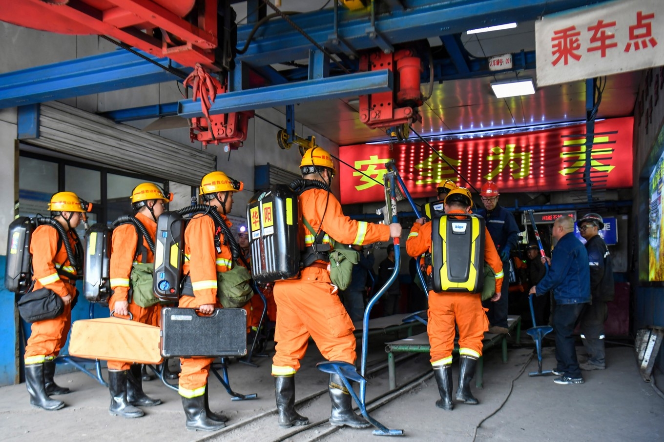 Räddningsarbetare förbereder sig för att ta sig ner i en kolgruva efter en explosion vid Liushenyu-anläggningen i staden Changzhi, i norra Kinas Shanxi-provins. Foto: Cao Yang/Xinhua/AP/TT