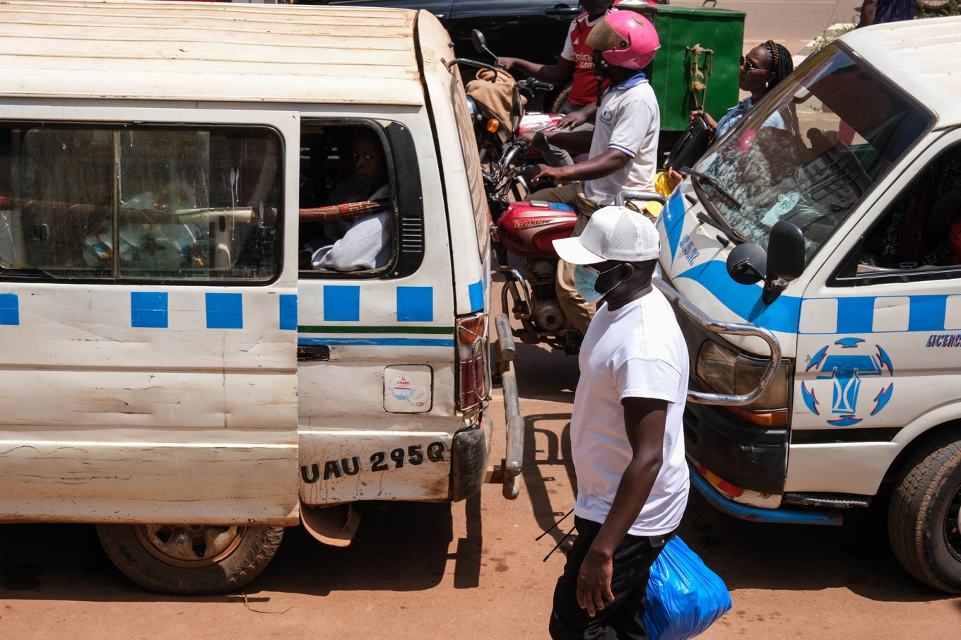 En man med munskydd promenerar på en gata i Kampala, Uganda. Arkivbild. Foto: Hajarah Nalwadda/AP/TT
