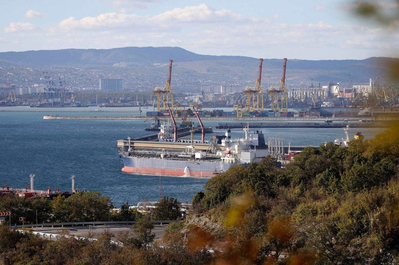 En oljetanker i hamnen i Novorossijsk, Ryssland. Arkivbild. Foto: /AP/TT