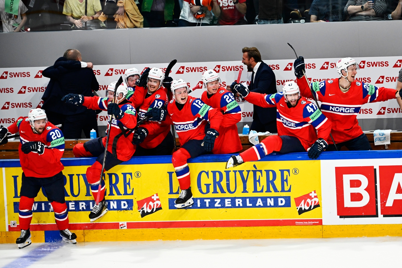 Jubel i Norges bås vid slutsignal efter vinsten med 3-2 under lördagens match i ishockey-VM (grupp B) mellan Norge och Sverige på BCF Arena, Fribourg i Schweiz. Foto: Anders Wiklund/TT