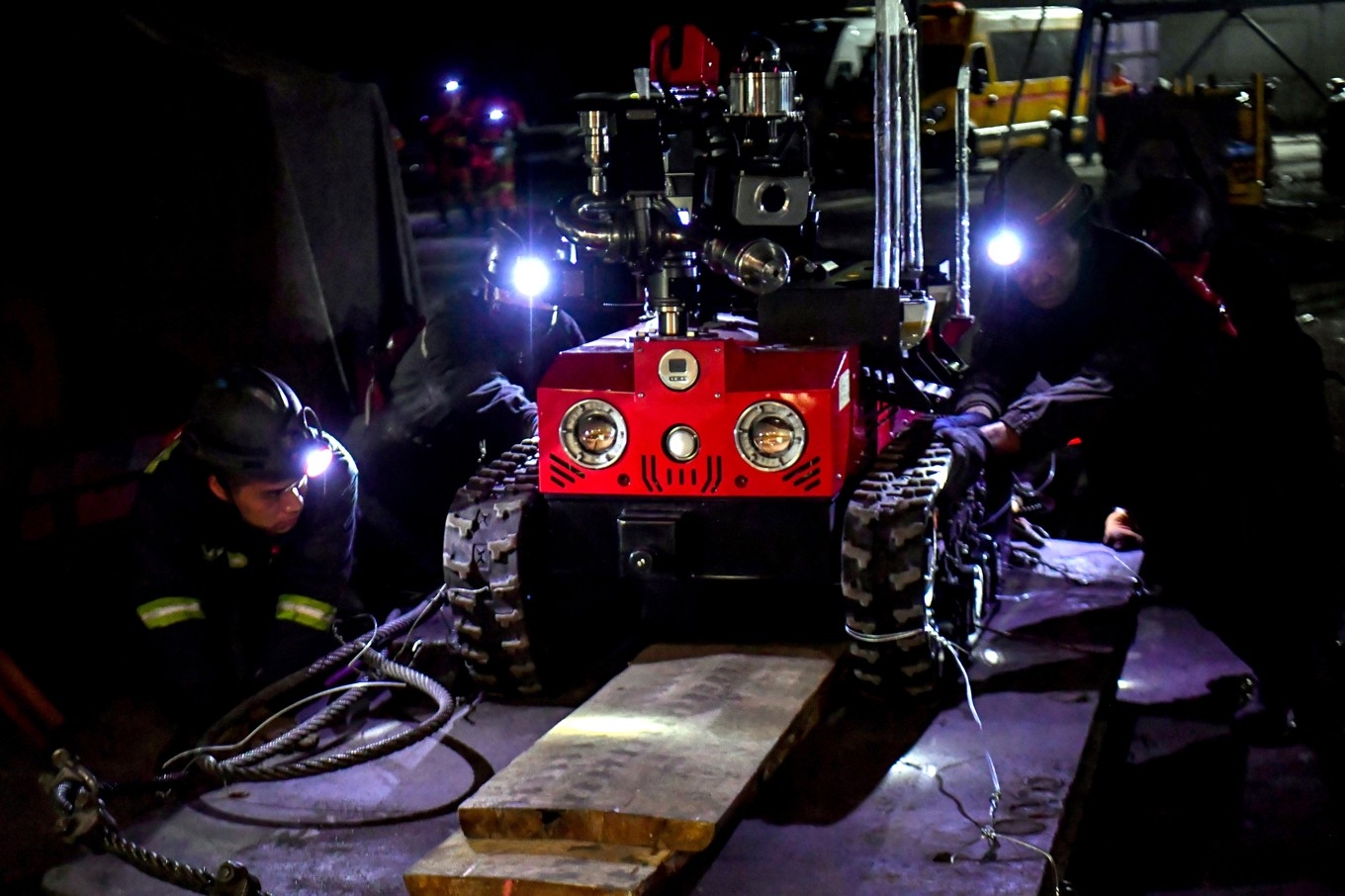 En räddningsrobot vid olycksplatsen för explosionen vid kolgruvan i Liushenyu, norra Kina. Bilden från den 24 maj kommer från den statligt kontrollerade nyhetsbyrån Xinhua (Nya Kina). Foto: Cao Yang/Xinhua/ /AP/TT