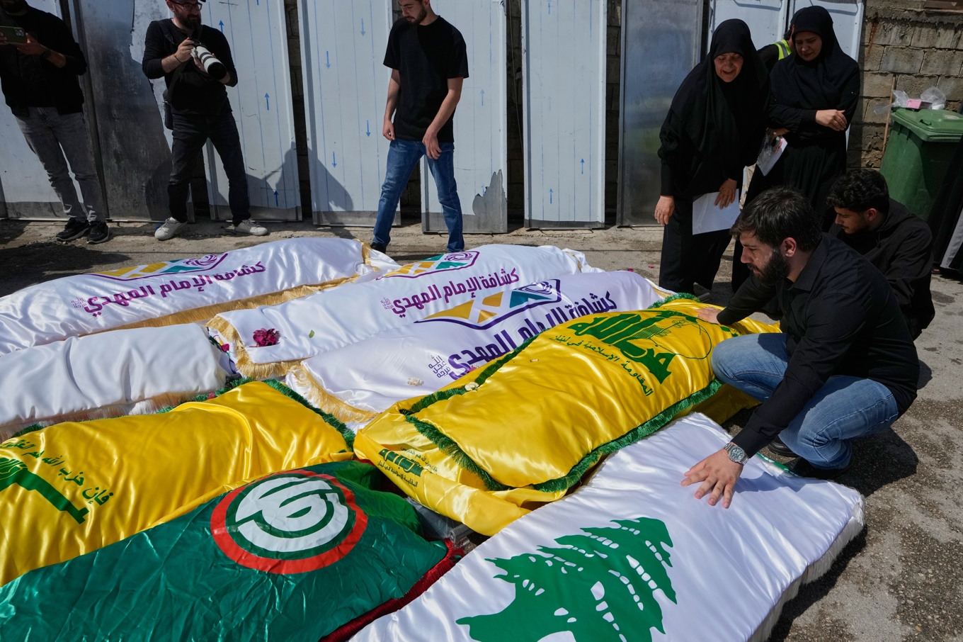 Sörjande vid kroppar efter tidigare israeliska attacker mot Libanon. Bilden är från i torsdags. Foto: Mohammed Zaatari/AP/TT