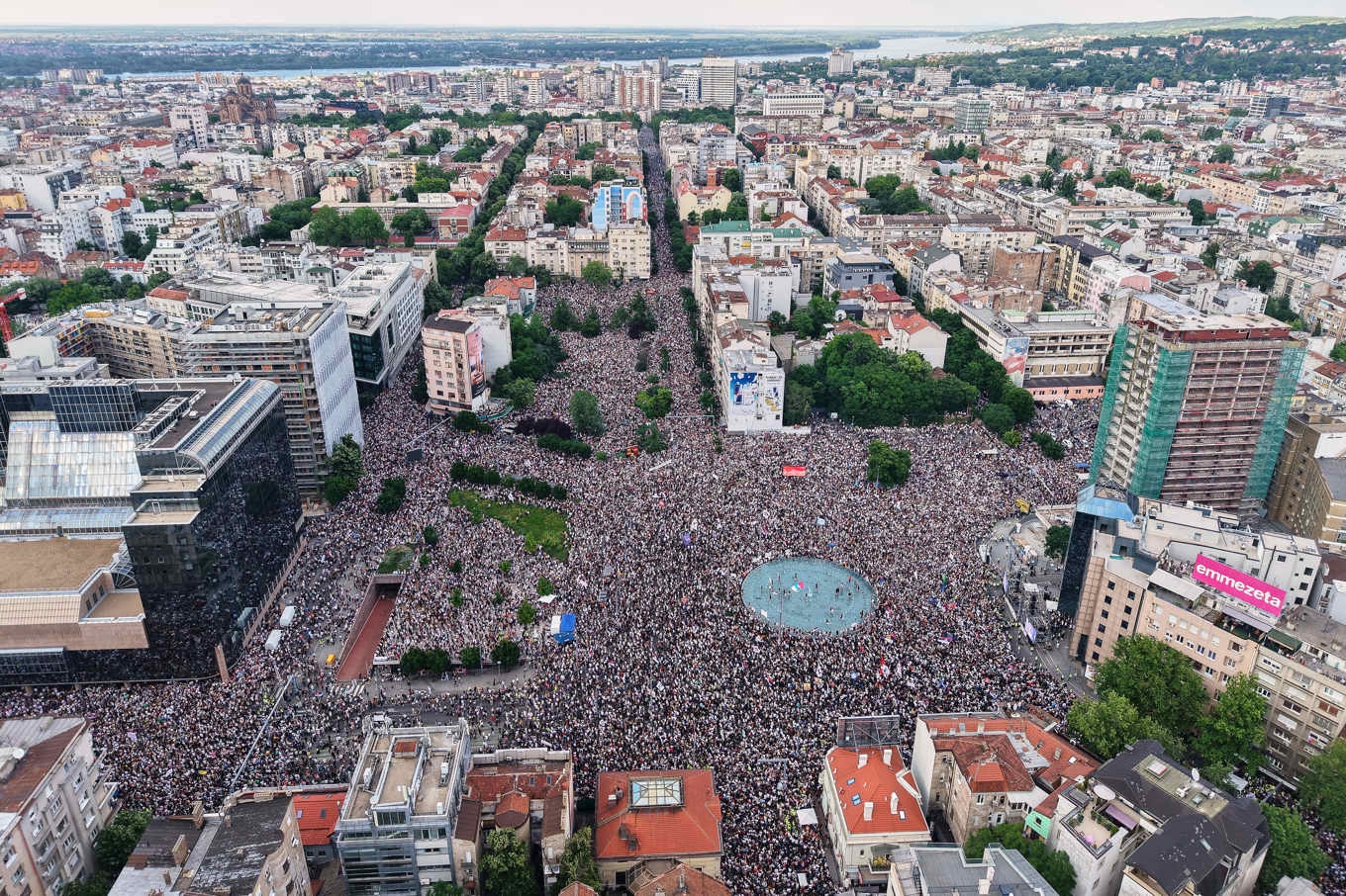 Ett foto från ovan visar omfattningen av de regeringskritiska demonstrationerna i Belgrad under lördagen. Foto: Armin Durgut/AP/TT