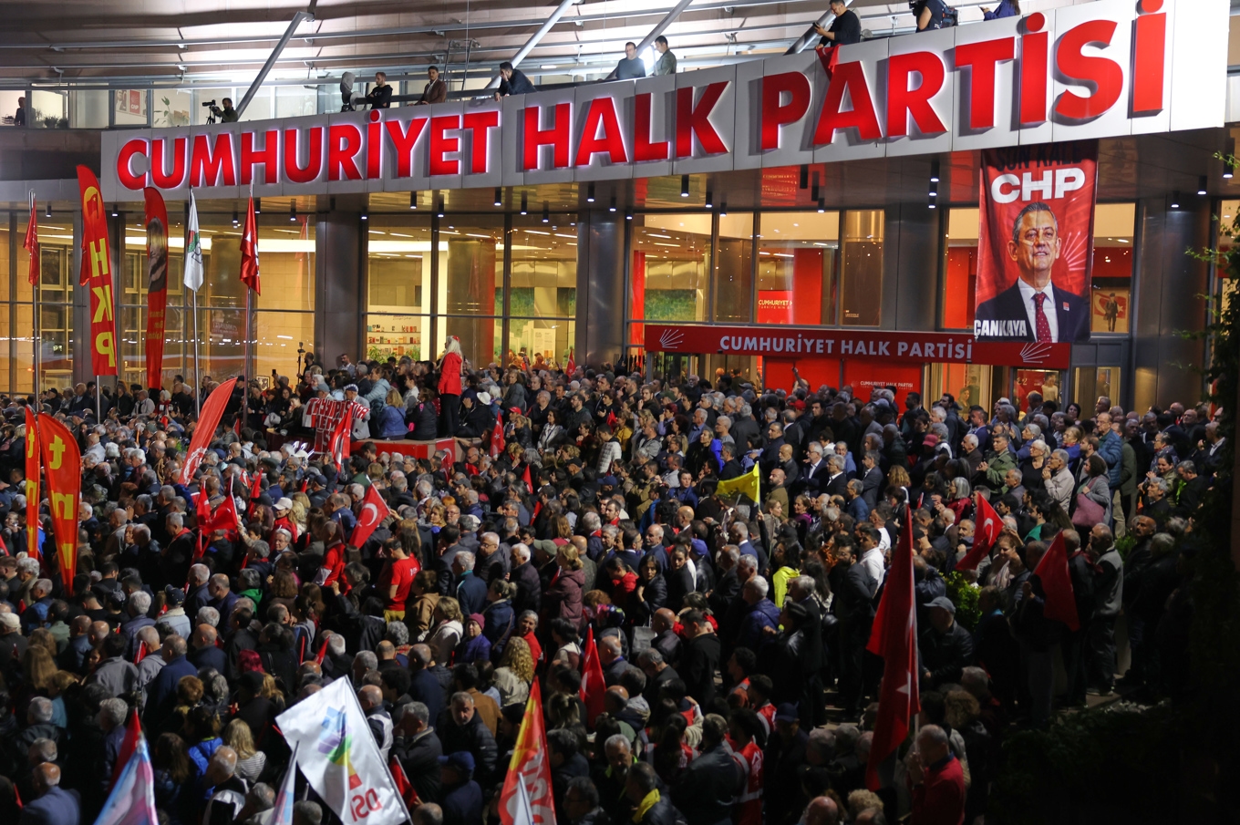 Anhängare till Turkiets största oppositionsparti CHP samlades utanför partiets högkvarter i Ankara under helgen till stöd för partiledaren Özgür Özel. Foto: Yavuz Ozden /AP/TT