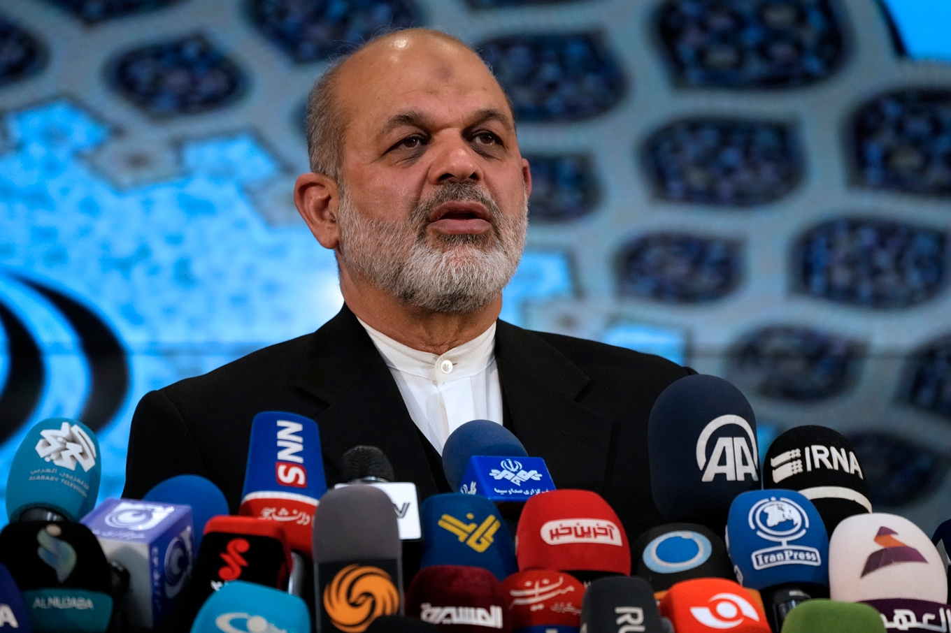 Ledaren för det iranska Revolutionsgardet, Ahmad Vahidi, anses vara hjärnan bakom landets hårda förhandlingslinje. Här fångades han på bild 2024, men vanligtvis håller han sig undan offentligheten. Foto: Vahid Salemi/AP/TT