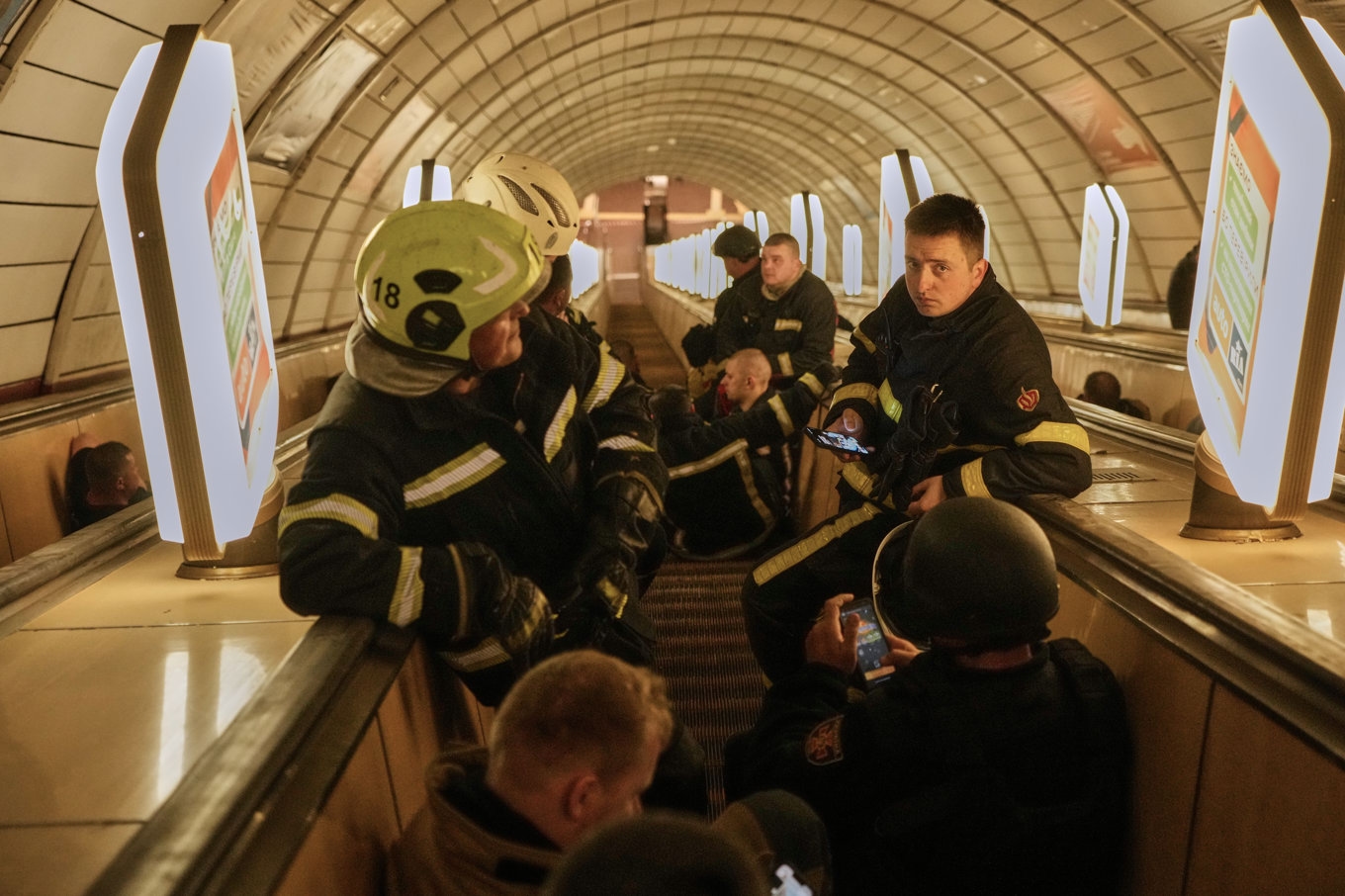 Brandmän tar skydd i Kievs tunnelbana under en robotattack natten mot söndagen. Foto: Efrem Lukatsky/AP/TT