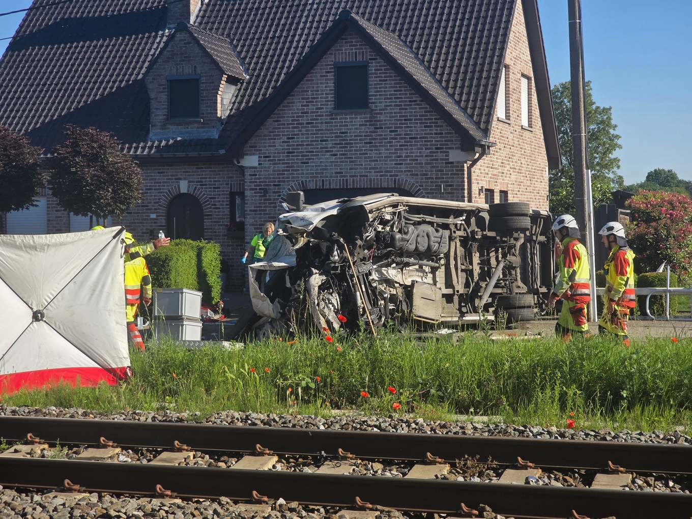 Räddningsinsatser i Buggenhout efter olyckan. Foto: Koen Baten/AP/TT