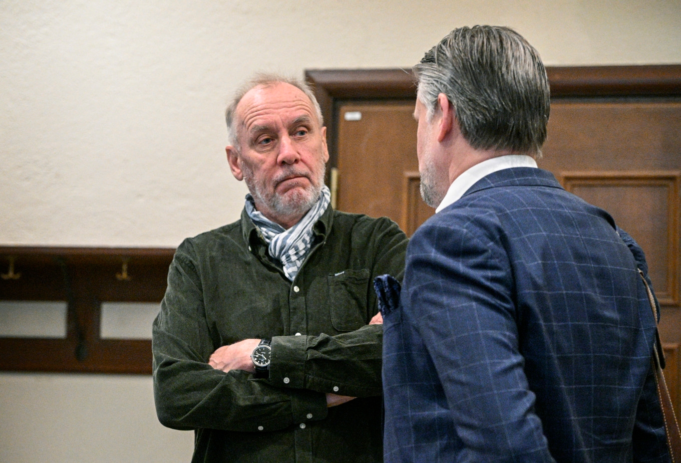 Håkan Nesser med sin advokat Conny Cedermark under en paus i rättegången mot honom. Foto: Anders Wiklund/TT