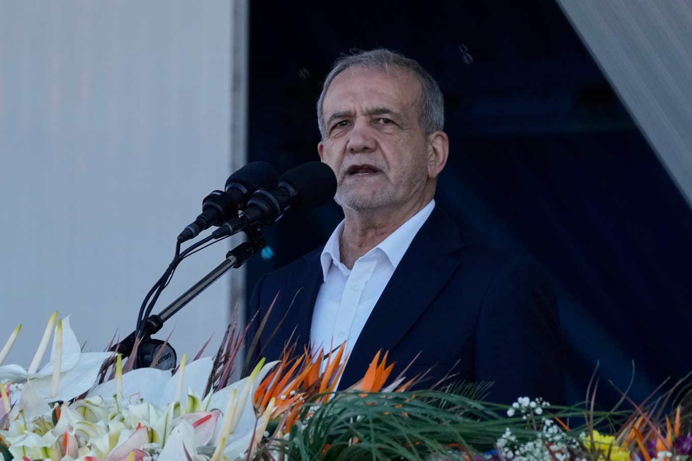 Irans president Masoud Pezeshkian fångad på bild i april förra året. Foto: Vahid Salemi/AP/TT