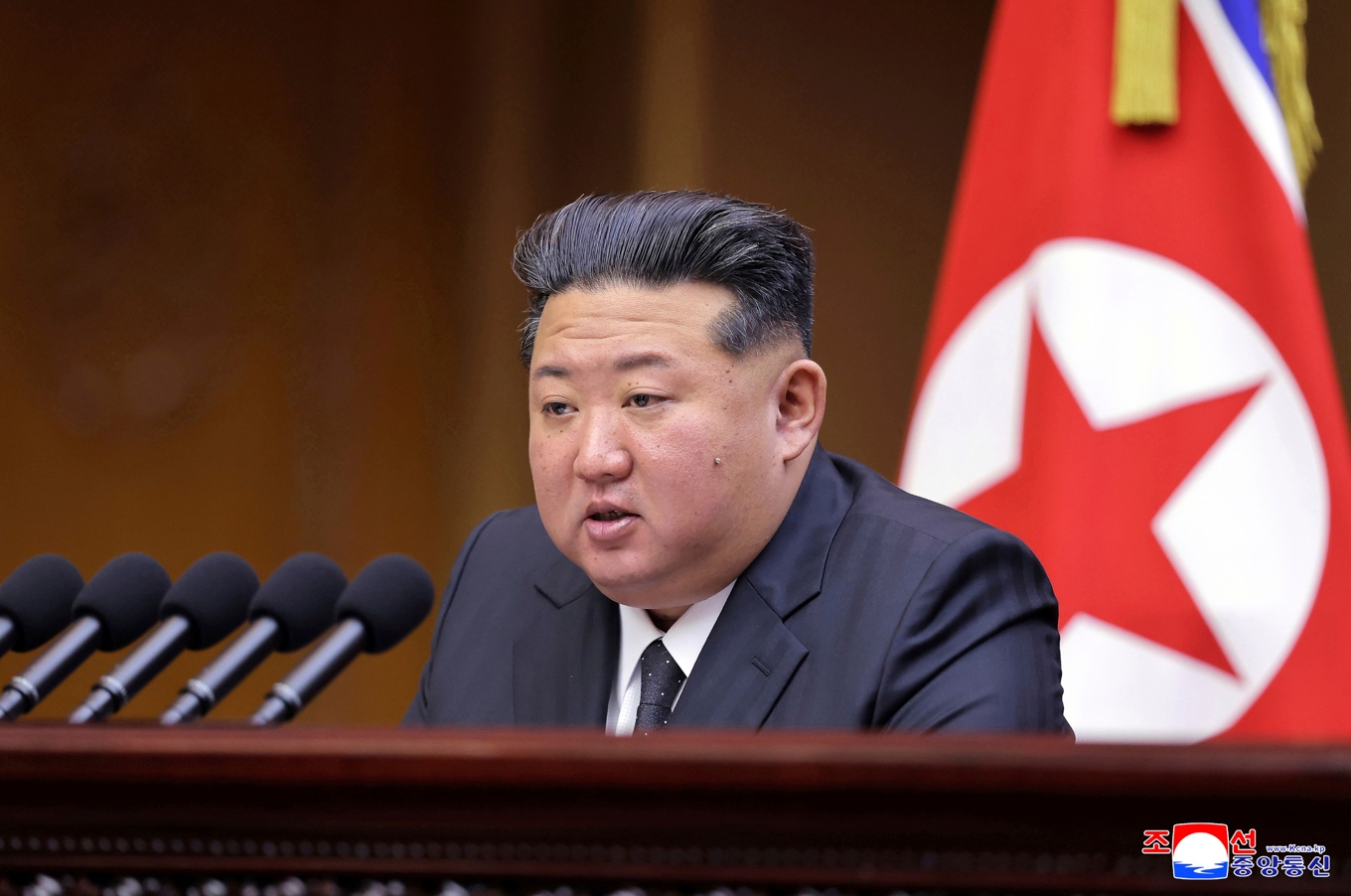 Nordkoreas ledare Kim Jong-Un satsar på att bygga ut landets arsenal av robotar. Bilden är tagen i september 2025 och är förmedlad av det nordkoreanska styret. Foto: KCNA/Korea News Service via AP/TT
