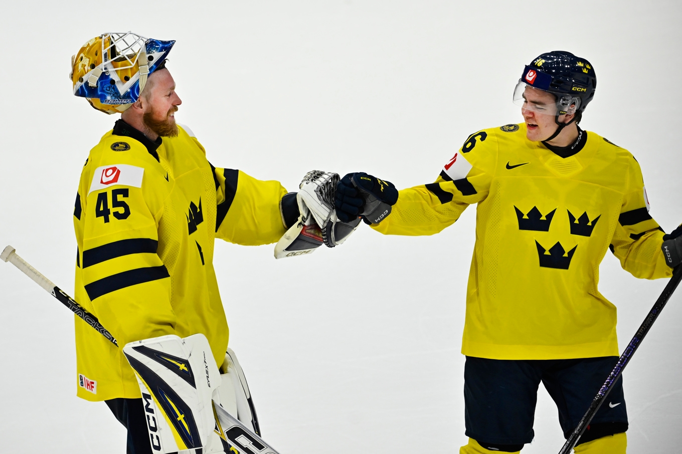 Sveriges målvakt Magnus Hellberg och forwarden Anton Frondell firar tisdagens seger mot Slovakien när Tre Kronor säkrade en VM-kvartsfinalplats. Foto: Anders Wiklund/TT