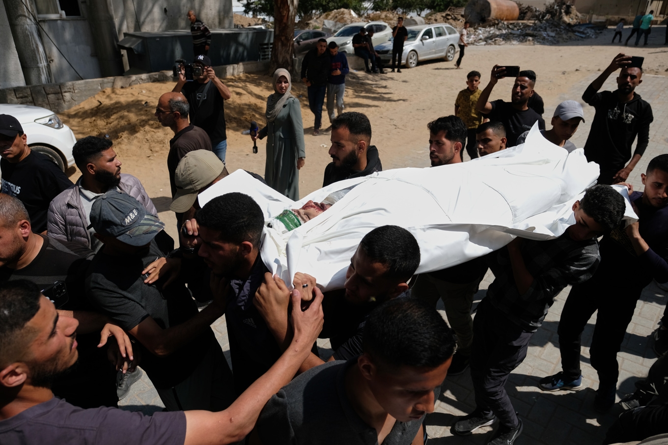 Sörjande vid begravningen av Hamas militäre ledare Mohammed Odeh (Mohammad Ouda) på onsdagen. Foto: Jehad Alshrafi/AP/TT