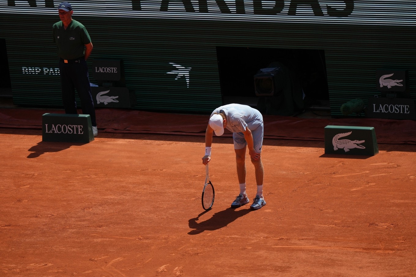 Jannik Sinner knäcktes i värmen på Roland Garros och åkte ur Franska mästerskapen. Foto: Aurelien Morissard/AP/TT
