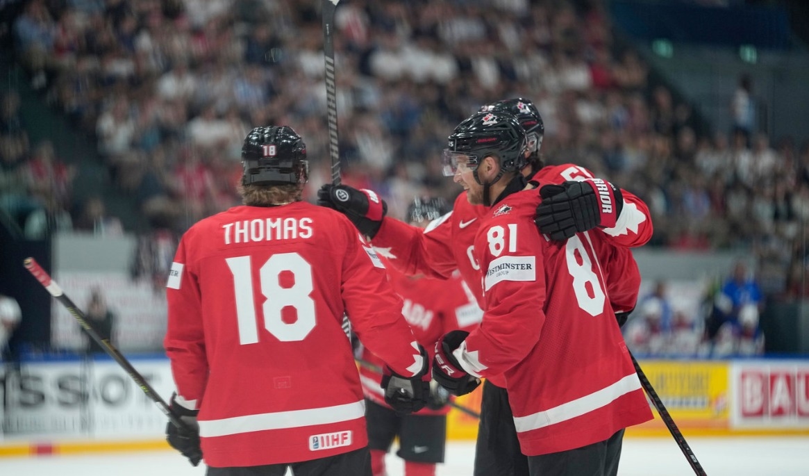 Kanadensiska spelare jublar efter ett av målen i kvartsfinalsegern mot USA. Foto: Darko Bandic/AP/TT
