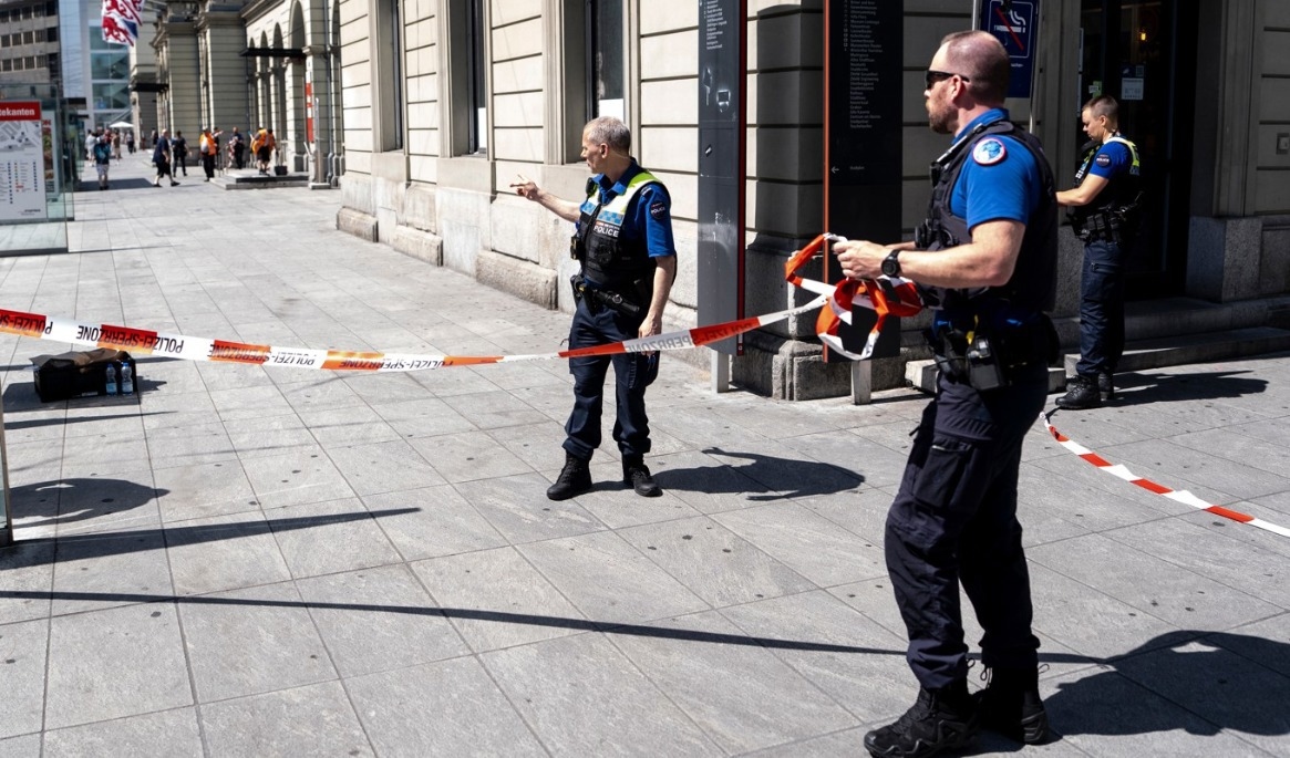 Polis vid avspärrning efter ett knivdåd i Schweiz. Foto: Claudio Thoma/Keystone via AP/TT