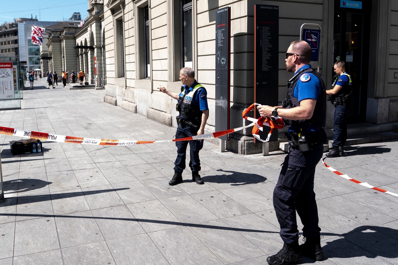 Polis vid avspärrning efter ett knivdåd i Schweiz. Foto: Claudio Thoma/Keystone via AP/TT