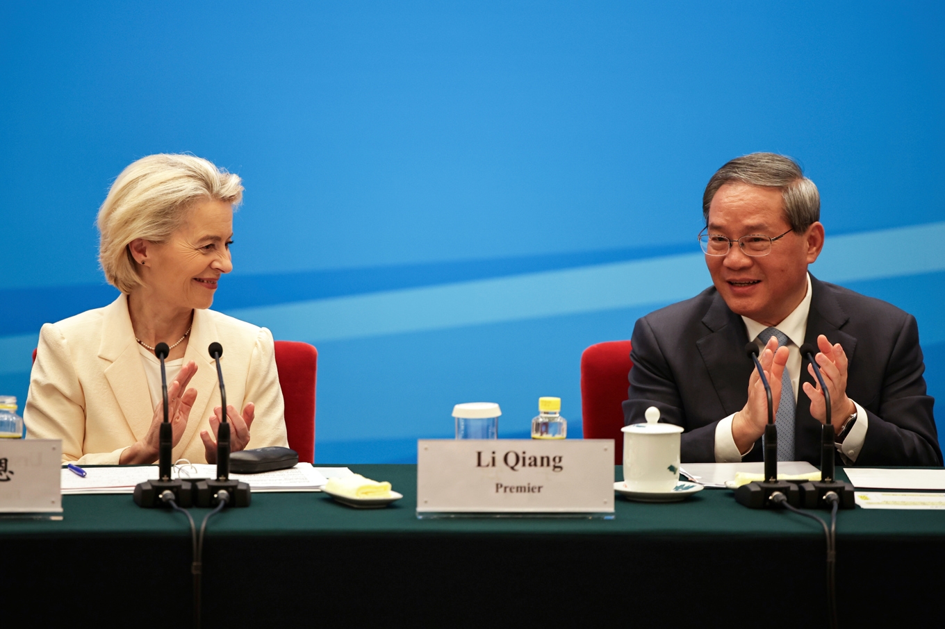 EU-kommissionens ordförande Ursula von der Leyen och Kinas premiärminister Li Qiang vid ett möte i Peking i fjol. Arkivbild. Foto: Andres Martinez Casares/AP/TT