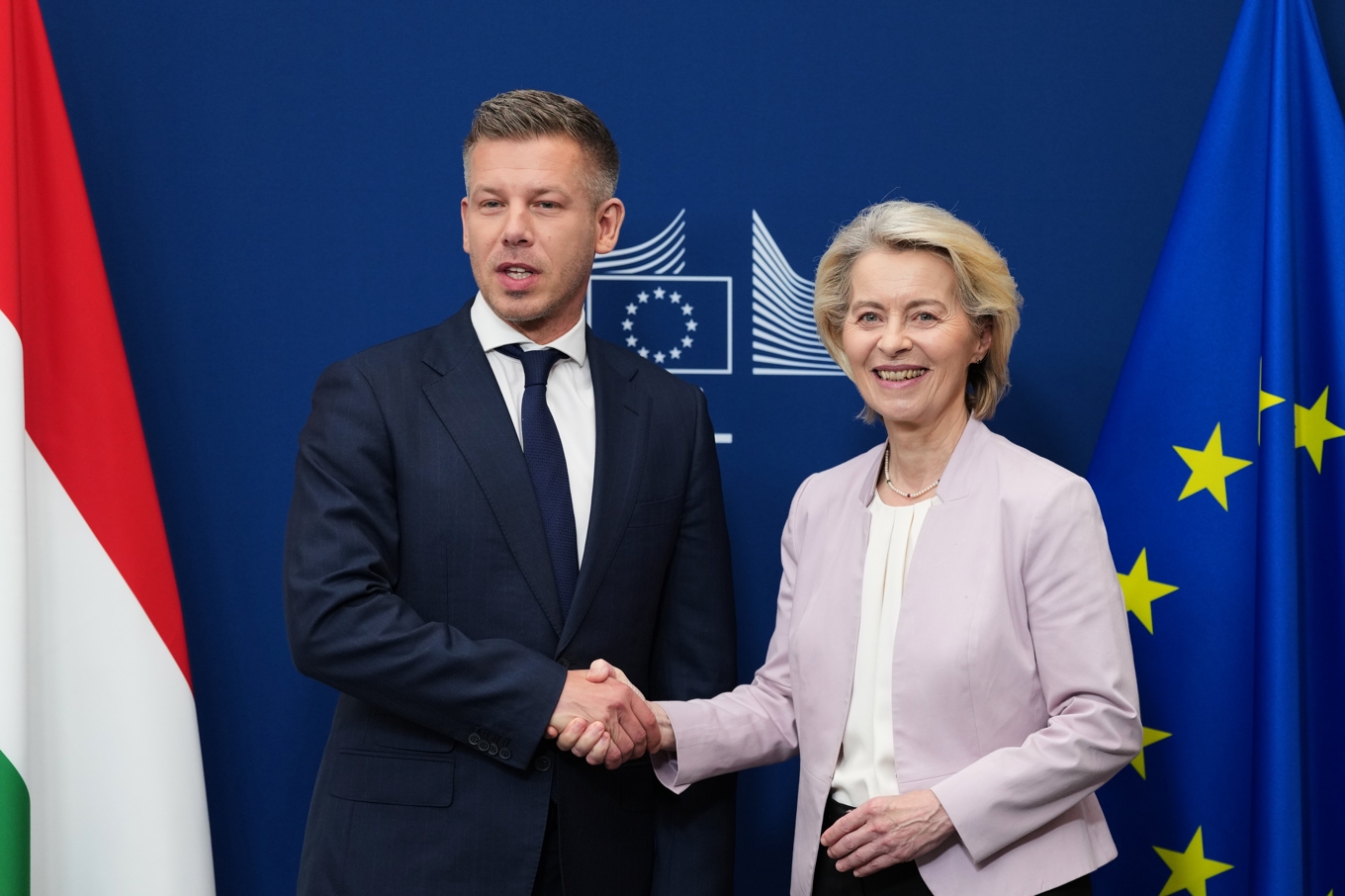 Ungerns nye premiärminister Péter Magyar och EU-kommissionens ordförande Ursula von der Leyen i Bryssel på fredagen. Foto: Virginia Mayo/AP/TT