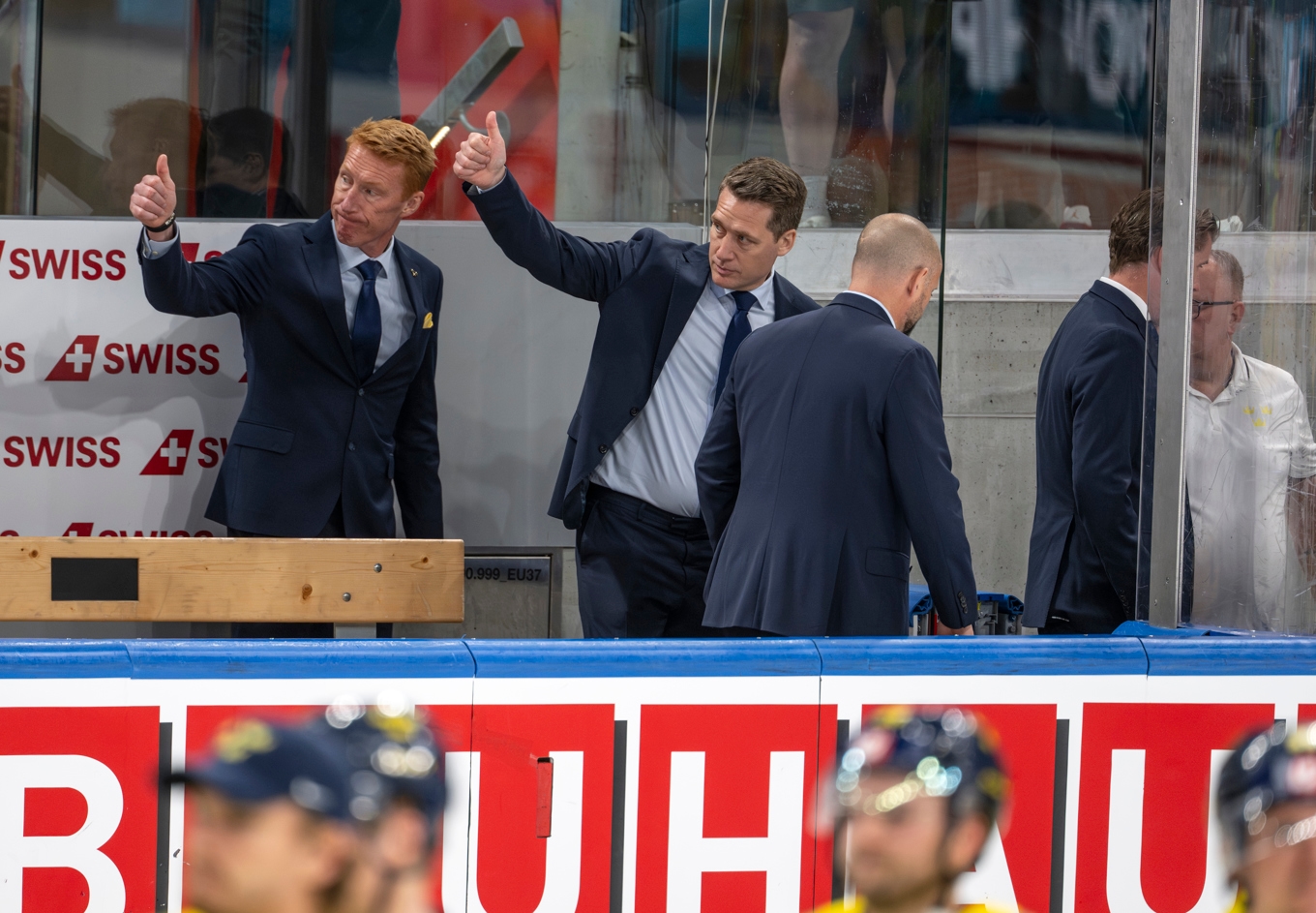 Sam Hallam (till höger) och assisterande förbundskapten Jörgen Jönsson tackar för sig efter förlusten mot Schweiz i VM-kvartsfinalen. Mästerskapet var Hallams sista som förbundskapten för Tre Kronor. Foto: Anders Wiklund/TT