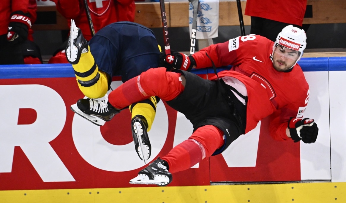 Schweiz Timo Meier stängs av efter tacklingen på Oskar Sundqvist i VM-kvartsfinalen. Foto: Anders Wiklund/TT
