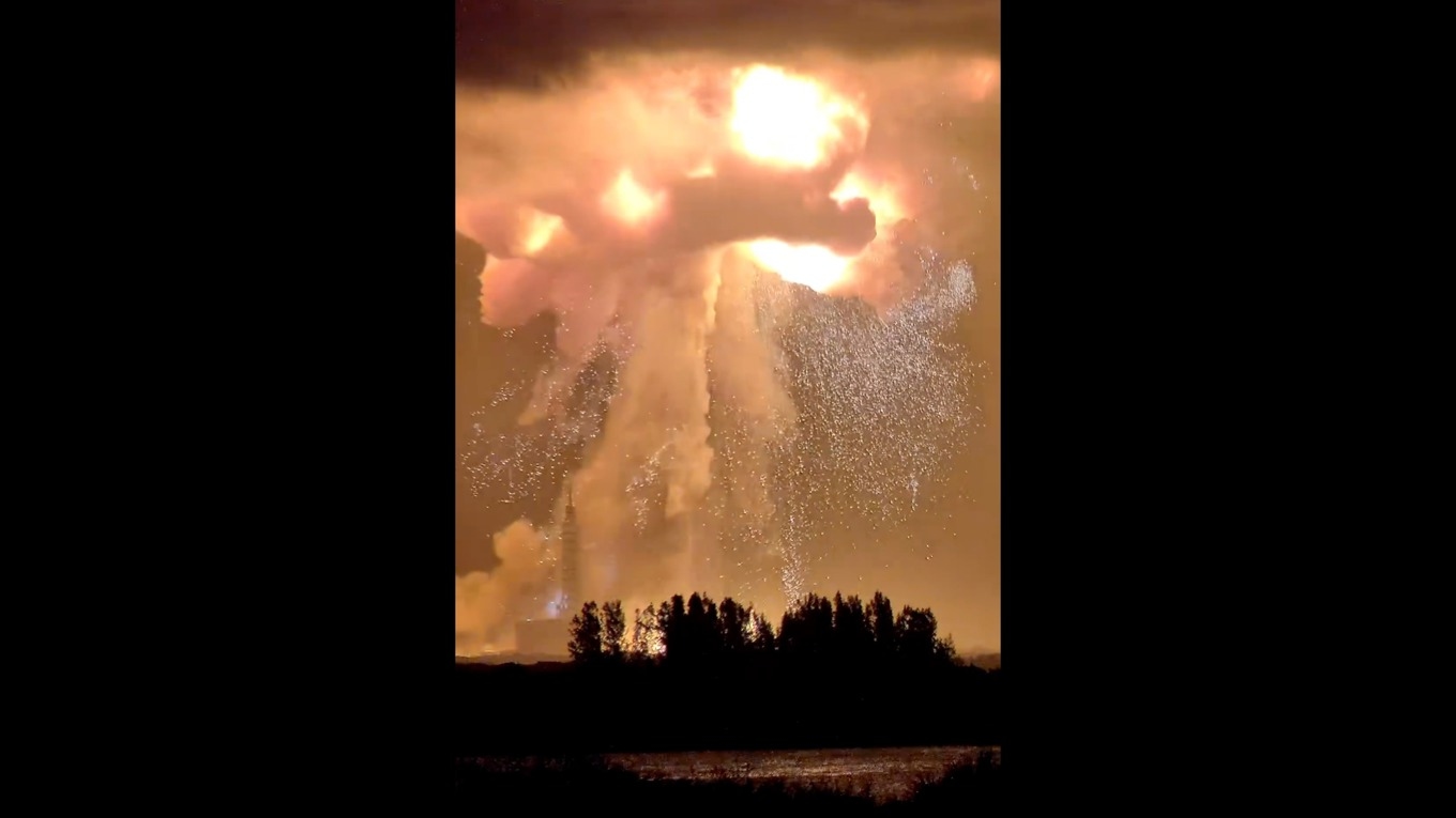 Explosionen ”målade himlen orange”. Foto: JConcilus via AP/TT