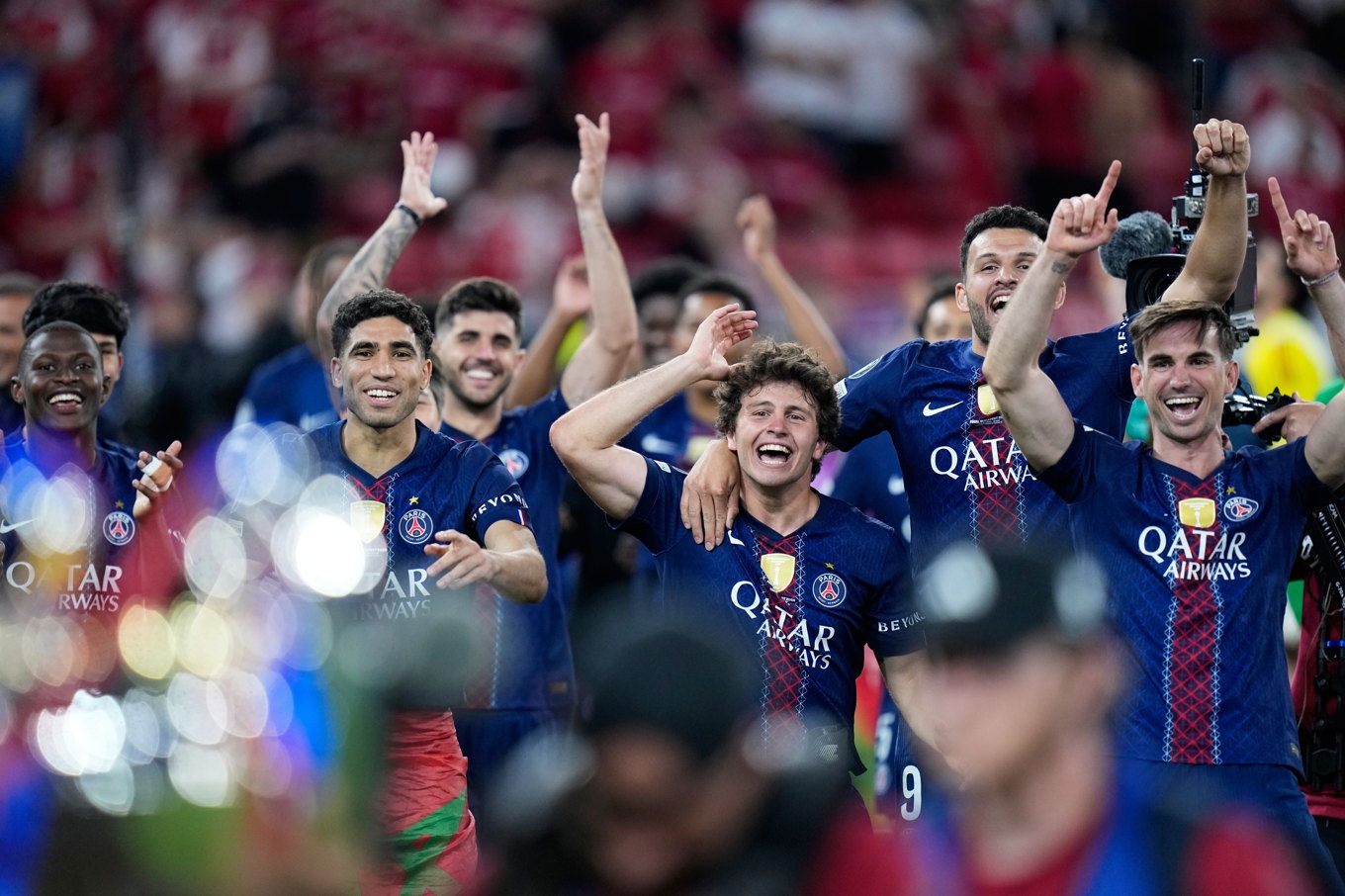 Jubel i Paris SG efter andra raka Champions League-titeln. Foto: Petr Josek/AP/TT