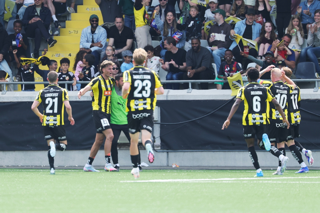 Häckens Silas Andersen firar sitt mål med lagkamraterna under matchen mot Hammarby. Foto: Adam Ihse/TT