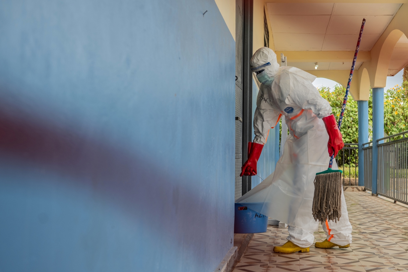 Häslovårdspersonal städar vid ett vårdcenter för ebola i Kongo-Kinhasa. Foto: Moses Sawasawa/AP/TT