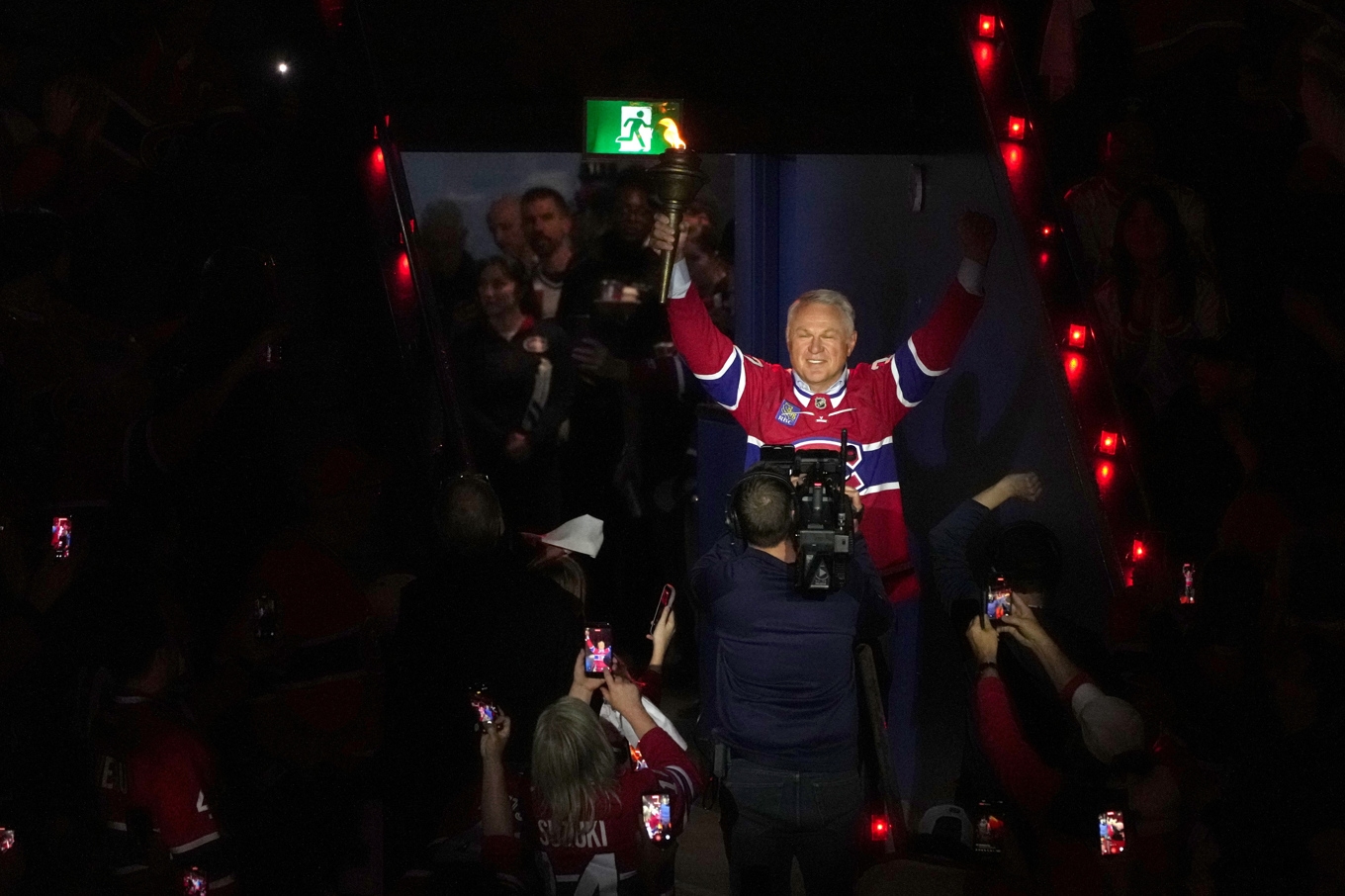 Claude Lemieux bär in en fackla under Montreals semifinalmatch mot Carolina, tre dagar innan han dog. Foto: Christinne Muschi/AP/TT