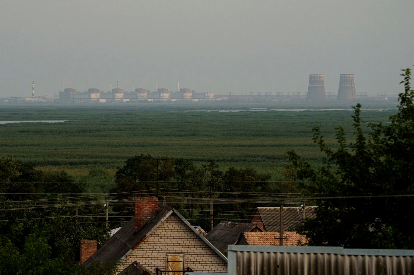 Kärnkraftverket i Zaporizjzja syns på avstånd på en bild från 2024. Foto: Evgeniy Maloletka/AP/TT