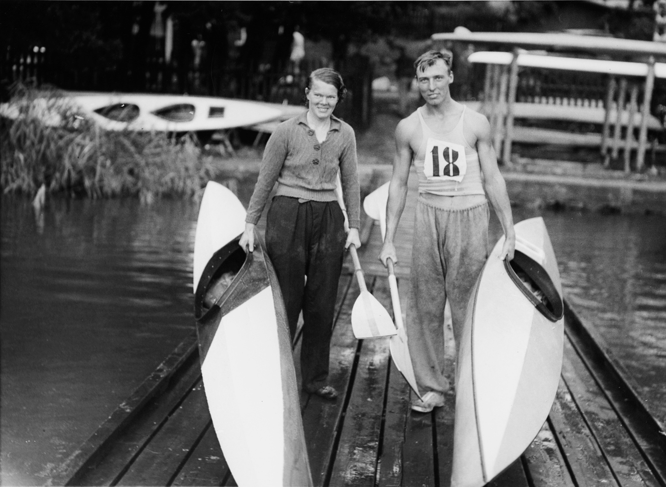 Paddling är ett enkelt sätt att komma nära den maritima historien, menar innehållsproducenten Elin Petersson. På bilden står Reini von Zell och Arne Bogren. Foto: Oscar Norberg/Sjöhistoriska