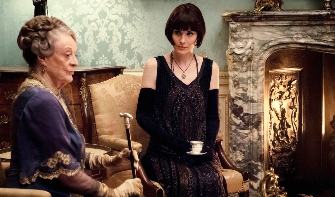 Violet Crawley (Maggie Smith) med sondottern lady Mary (Michelle Dockery) vid en av Downton Abbeys kakelugnar.
Foto: Jaap Buitendijk/Focus Features