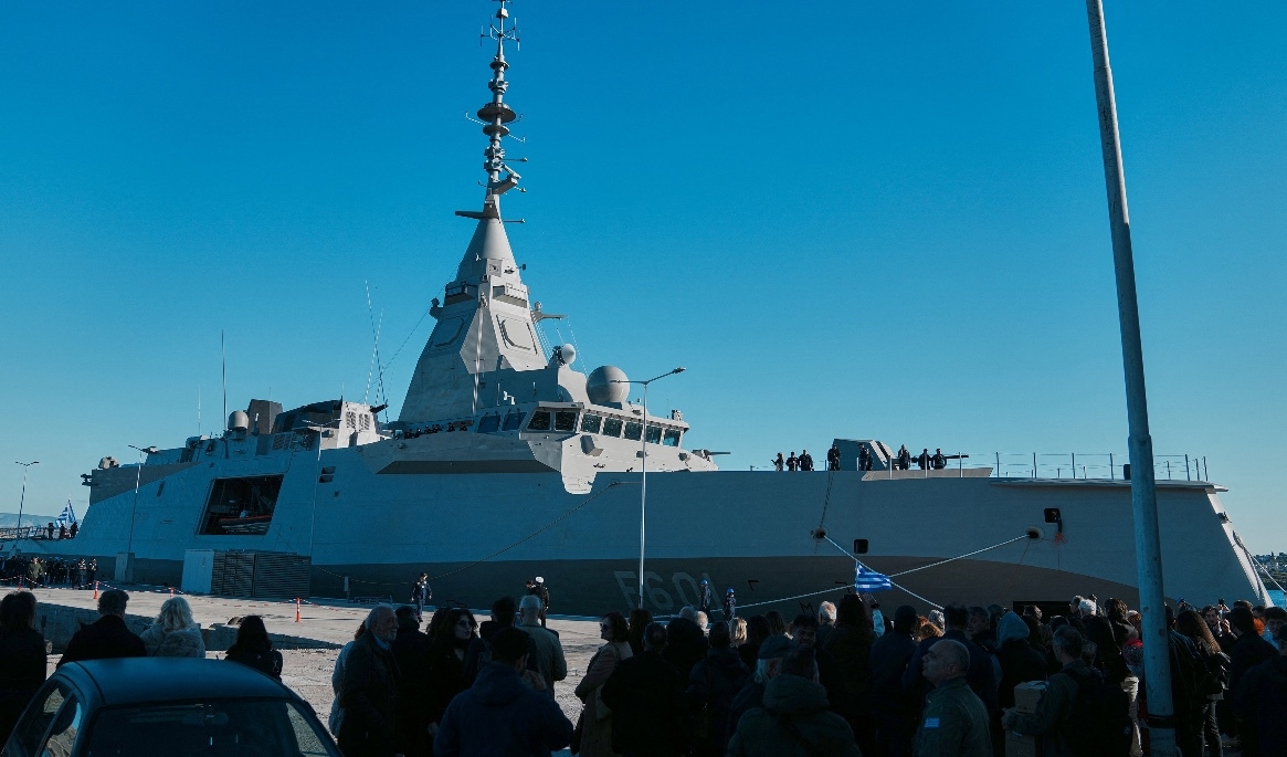 Grekland tar emot den första av fyra franska FDI-fregatter. Fartyget är av samma modell som de som Sverige nu beställer. Foto: Thanassis Stavrakis/Getty Images