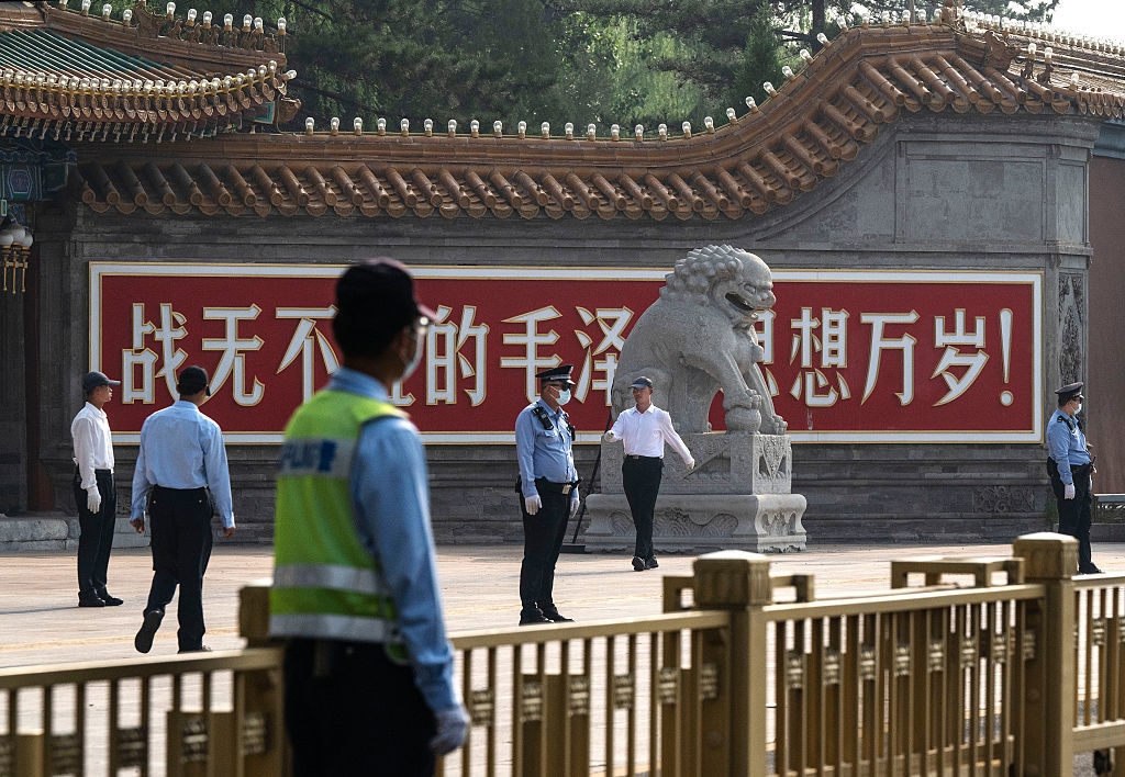 Säkerhetsvakter utanför Zhongnanhai i Peking, där Kinas politiska ledarskap bor, inför den amerikanske presidenten Donald Trumps ankomst den 13 maj. Foto: Kevin Frayer/Getty Images