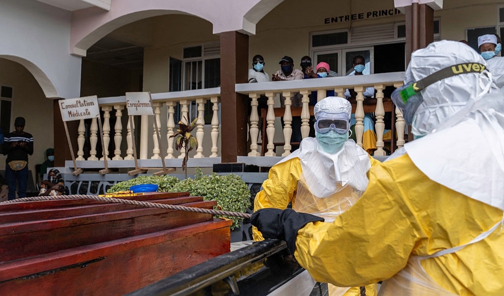 Kista med en person som misstänks ha avlidit i ebola läggs på en bil vid ett sjukhus i Bunia, Kongo, den 25 maj. Foto: Glody Murhbazi/AFP via Getty Images