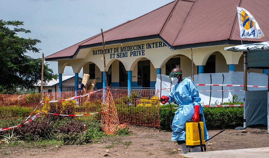 Vårdpersonal med desinfektionsutrustning vid Rwampara-sjukhuset i Ituri, i östra Kongo-Kinshasa. Foto: Glody Murhabazi / AFP via Getty Images