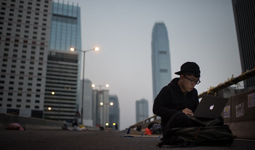 Demokratiaktivist i Hongkong. AI-chatbottar är mer sannolika att ge svar som ligger nära Kinesiska kommunistpartiets narrativ – för att de tränas på så mycket material från statliga medier. Foto: Ed Jones / AFP via Getty Images