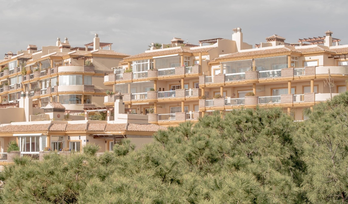 Många EU-medborgare bor i hushåll utan barn. På bilden ser man lägenheter i Mijas i Spanien. Foto: David Ramos/Getty Images