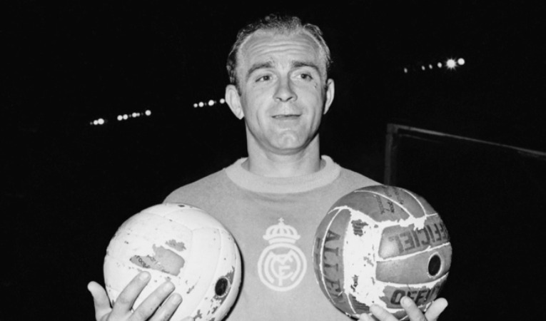 En boll hade varit nog för Alfrédo Di Stéfano, men han ville alltid ha mera.
Foto: AFP via Getty Images