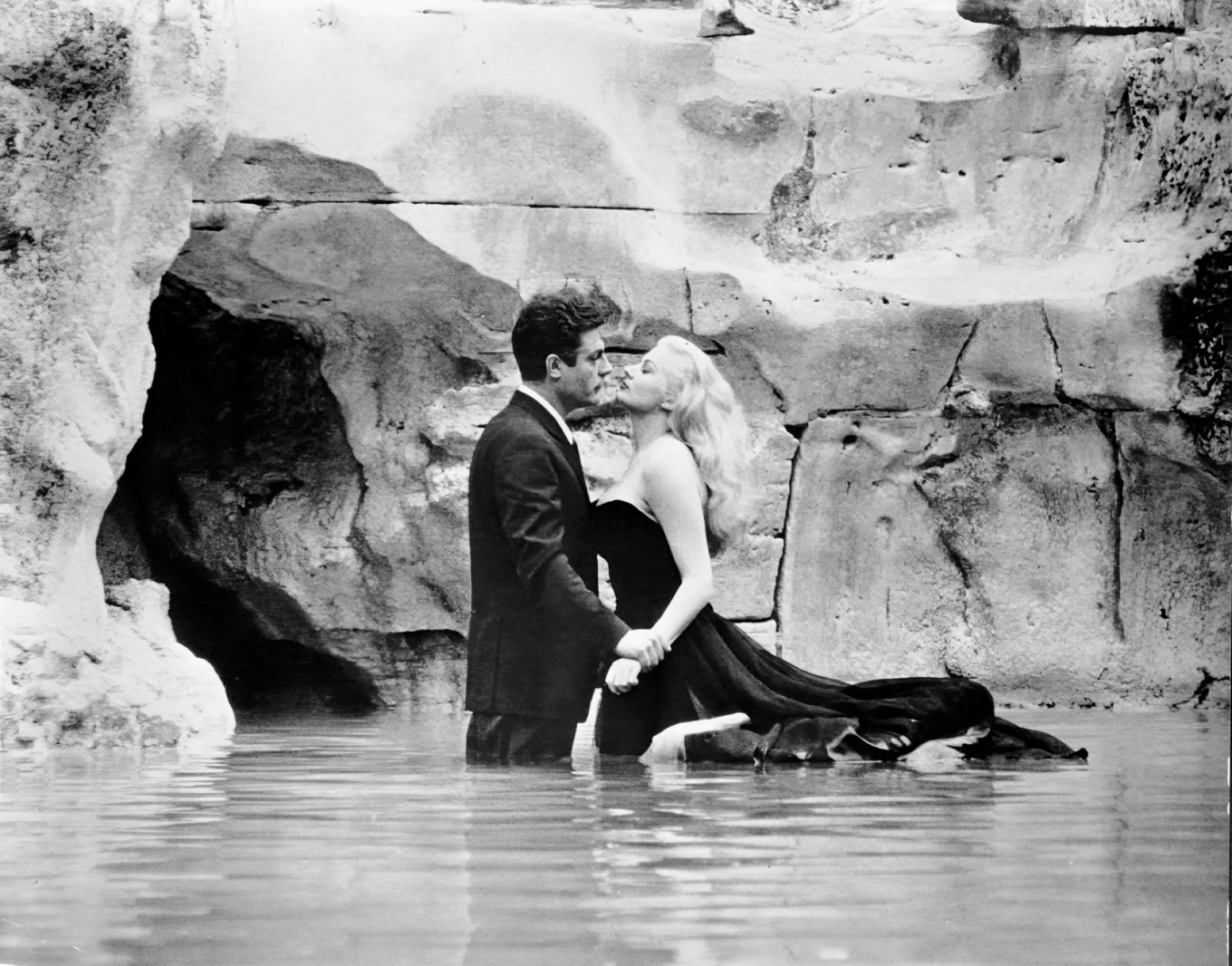 Anita Ekberg med Marcello Mastroianni i Fontana di Trevi i Rom, i Fellinis ”Det ljuva livet”. Foto: Wikimedia Commons