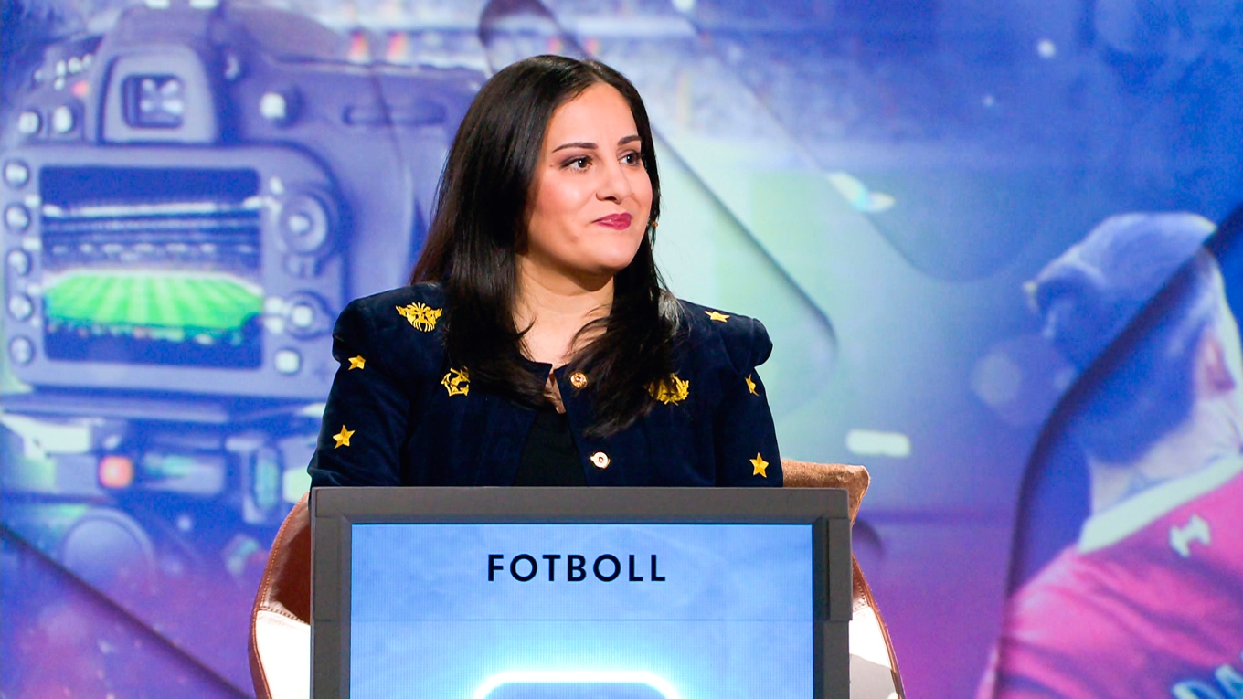 Jennifer Kücükaslan gör sin bror Johan sällskap i bevakningen av fotbolls-VM i USA. Här syns hon i SVT:s ”Muren”. Foto: SVT