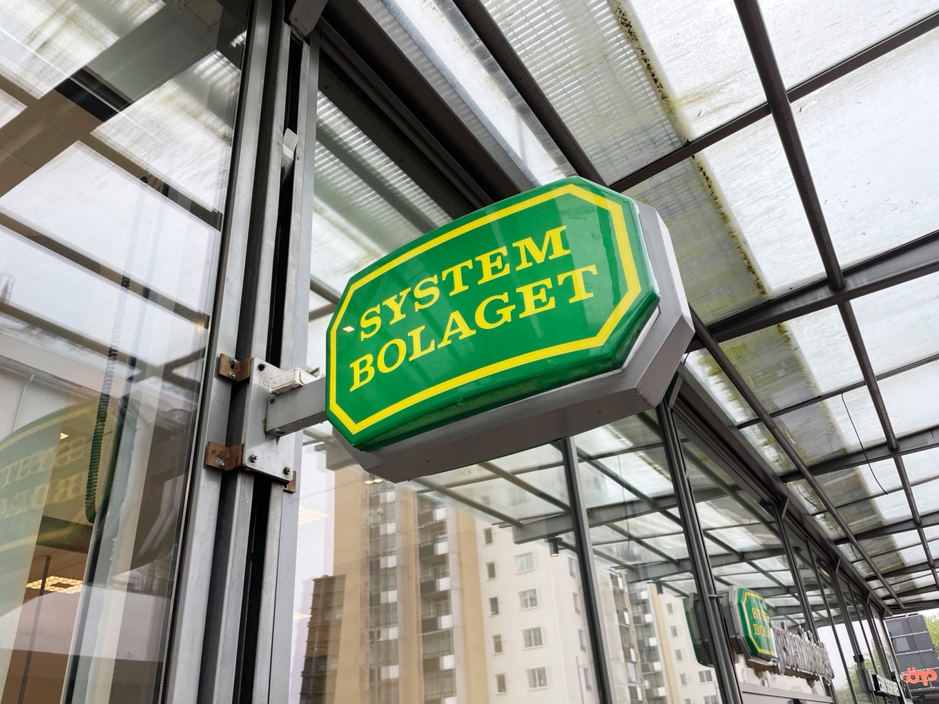 Systembolagets monopol försvaras ofta med folkhälsoskäl, men sambandet mellan monopol och alkoholskador är mer komplext än debatten antyder. Foto: Tony Lingefors