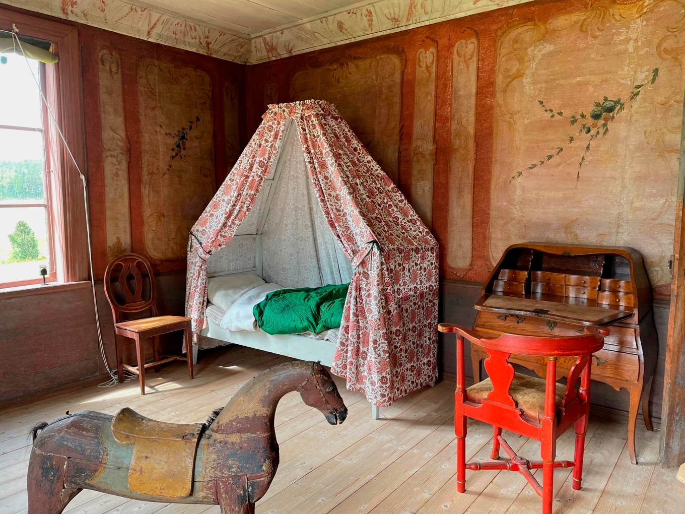 I sommar arrangeras en spelmansstämma med musikern Mats Berglund och ”En dag i apelgården” på von Echstedtska gården, som har ett klonarkiv med 26 värmländska äppelsorter.
Foto: Värmlands museum
