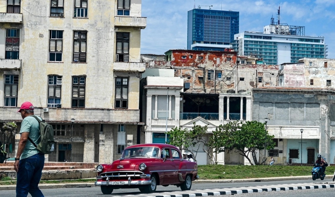 En man går längs en gata i Havanna i Kuba den 2 juni. Foto: Adalberto Roque/AFP via Getty Images