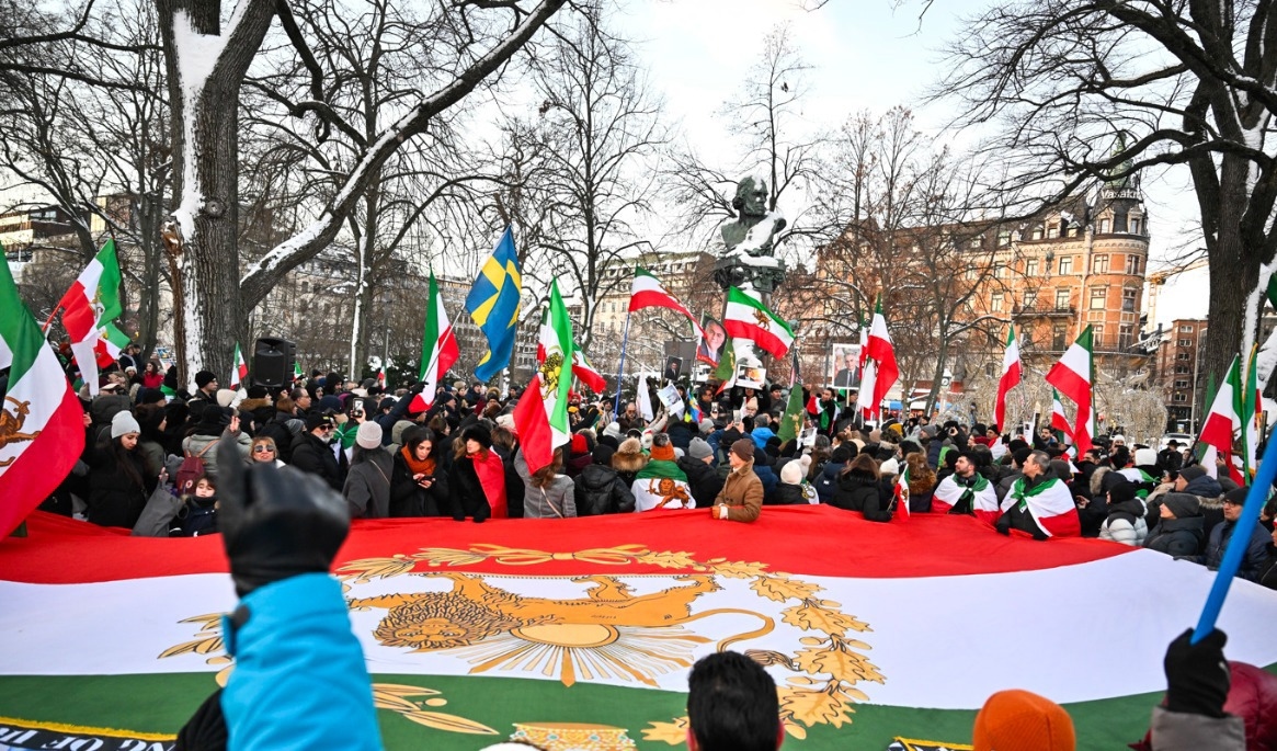 Iranier demonstrerar mot regimen. Foto från Stockholm tidigare i år. Foto: Christine Olsson/TT