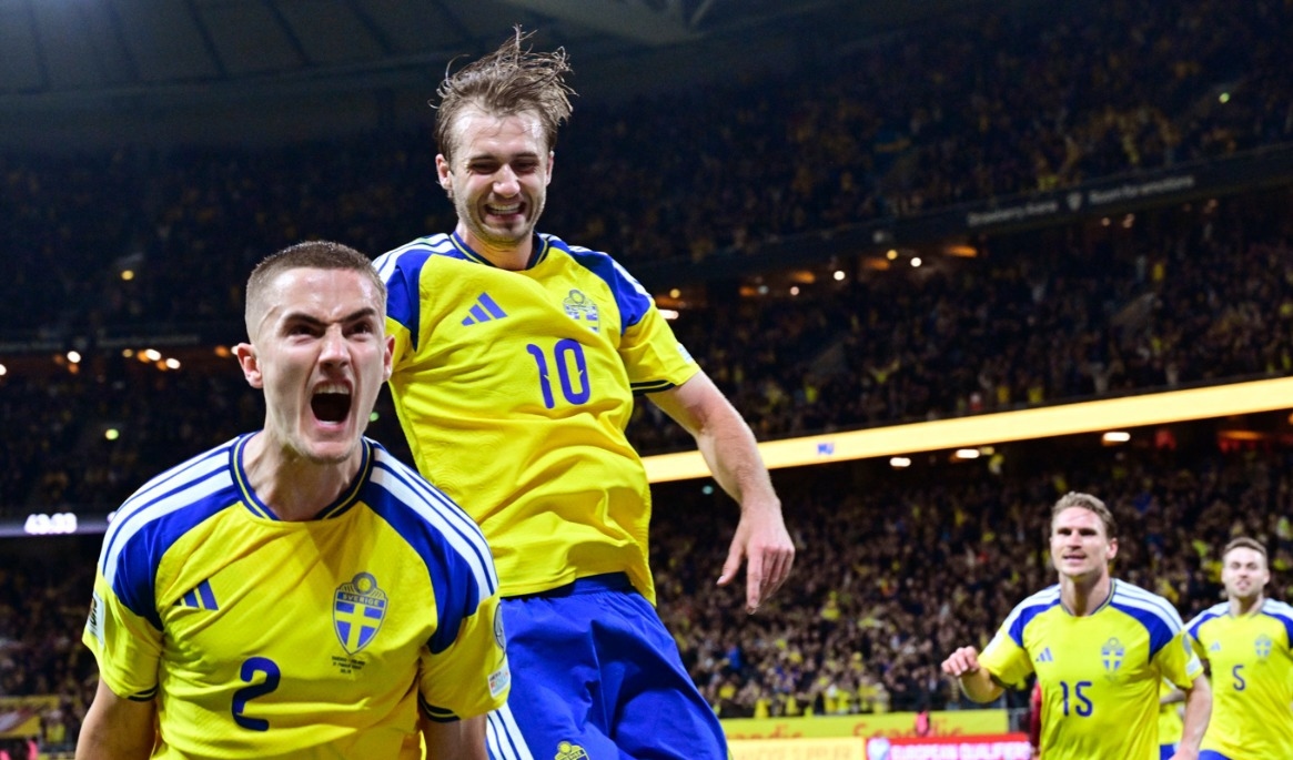 Sveriges Gustaf Lagerbielke jublar tillsammans med Benjamin Nygren efter ha gjort 2–1 playoff-finalen som tog Sverige till VM. Foto: Jonas Ekströmer/TT